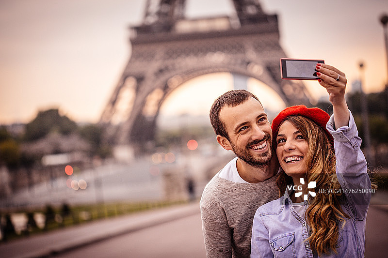 在埃菲尔铁塔前的自拍图片素材