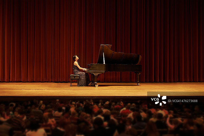 用美妙的声音吸引观众图片素材