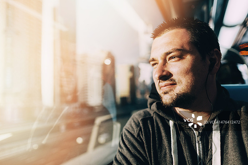 在火车上旅行的年轻人图片素材