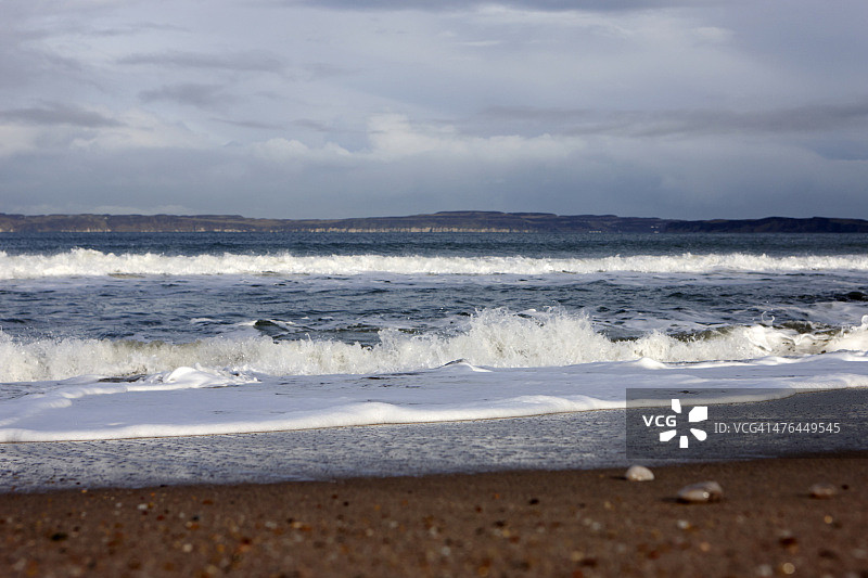 北爱尔兰浅滩海浪拍岸图片素材