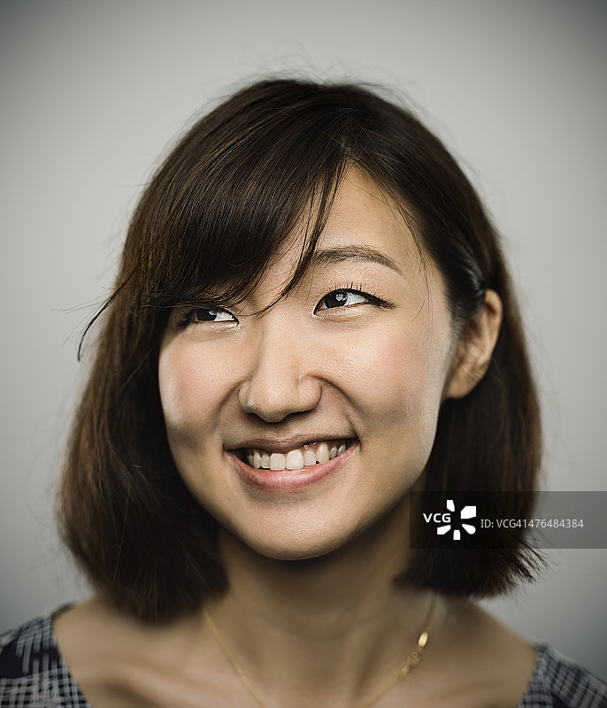 笑容灿烂的年轻中国女性肖像图片素材