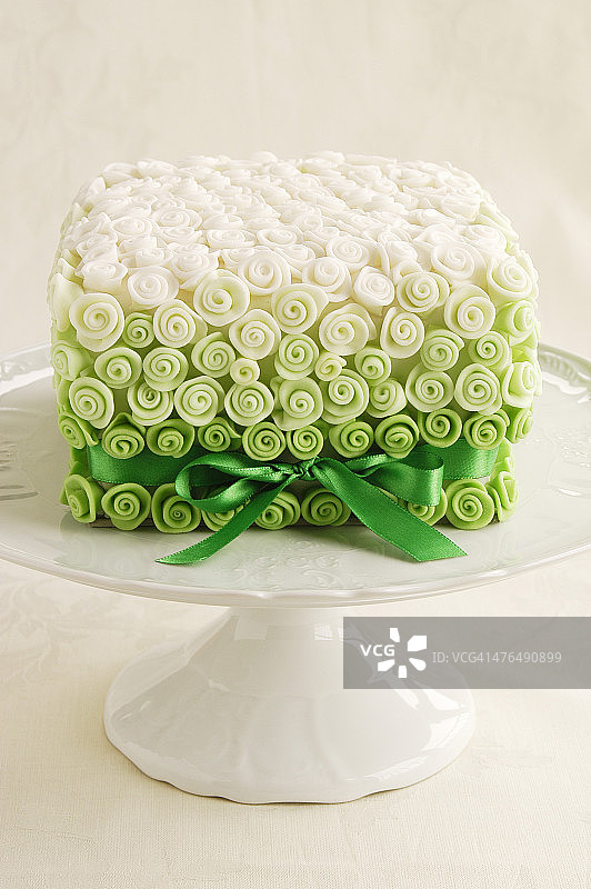 小型玫瑰婚礼蛋糕图片素材