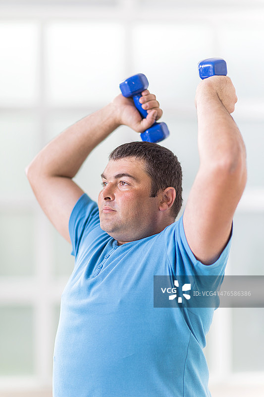 举重的年轻胖男人图片素材