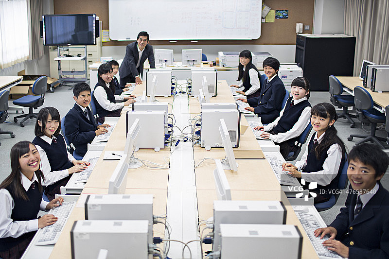 电脑课上的日本师生图片素材