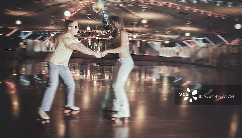 复古70年代滚轴迪斯科情侣模糊运动图片素材