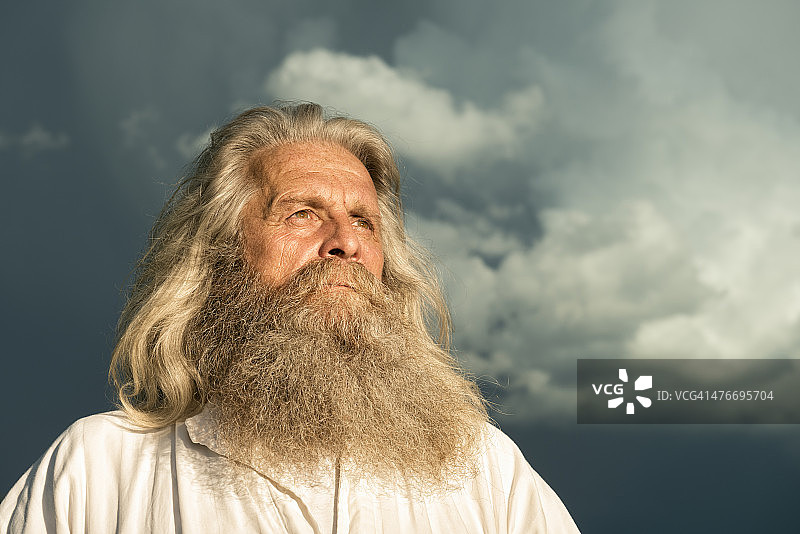 站在戏剧性天空下的长发预言家图片素材