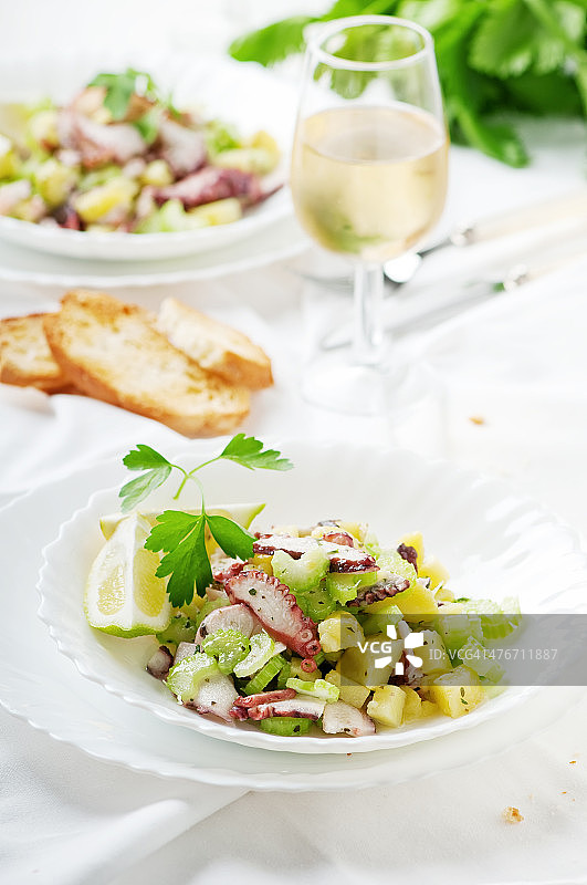 意式传统章鱼沙拉图片素材