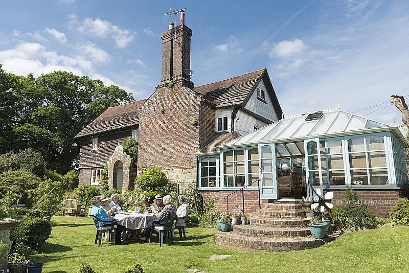 一群老年女性朋友在户外享用下午茶图片素材