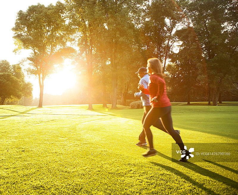 中年夫妇在户外跑步图片素材