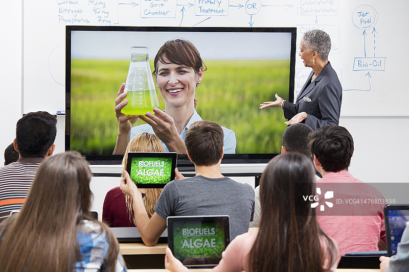 教授和科学家通过视频会议教学图片素材