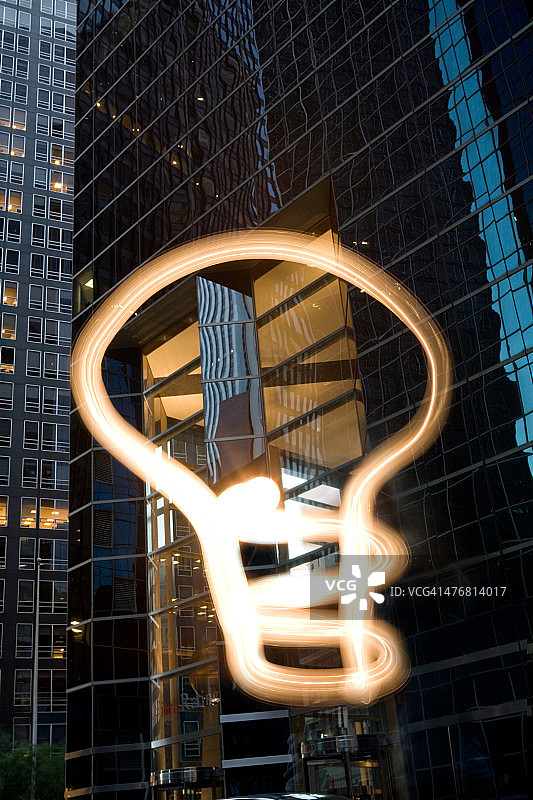 带有灯泡艺术品的办公楼图片素材