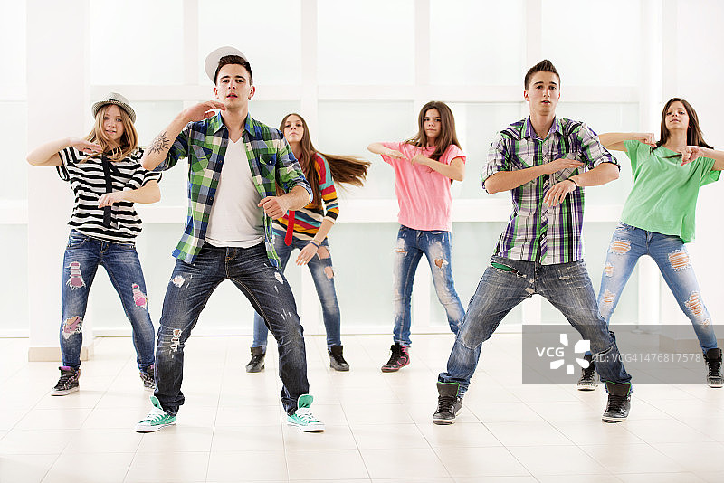 十几岁的舞者练习嘻哈舞蹈图片素材