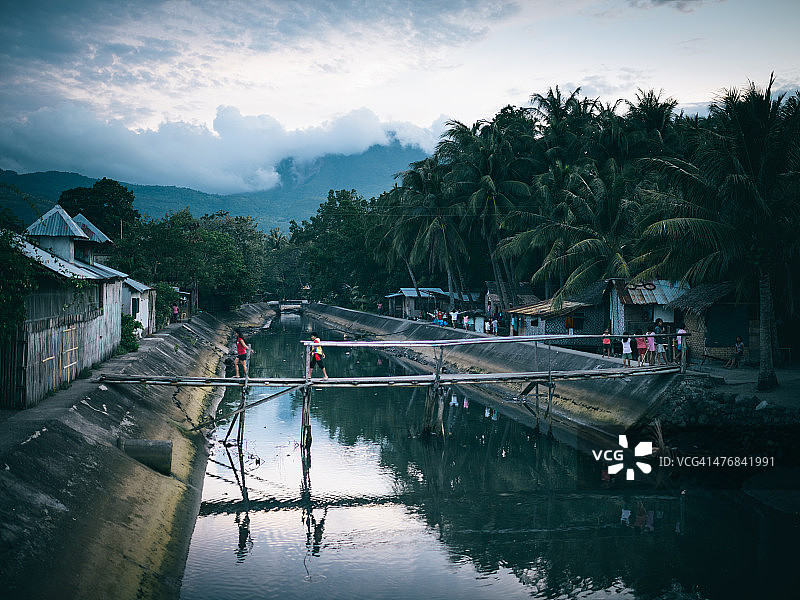 孩子们通过人行天桥图片素材