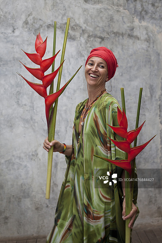 美丽女人微笑手捧红色大花图片素材