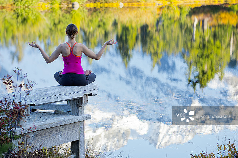 在美国华盛顿贝灵厄姆湖边冥想的女人图片素材