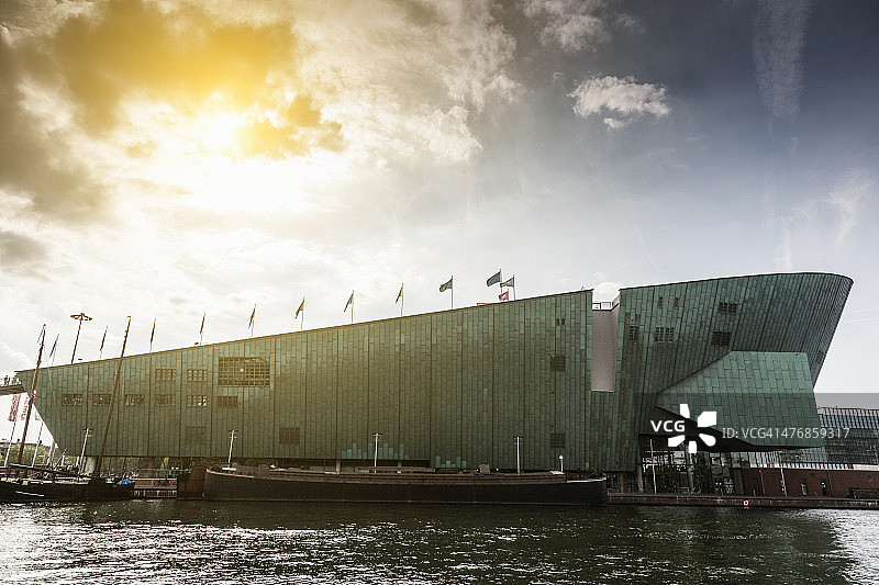 荷兰阿姆斯特丹尼莫科学中心和IJ隧道图片素材