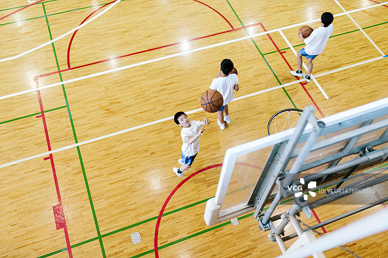 日本高中校园，体育馆内儿童打篮球图片素材