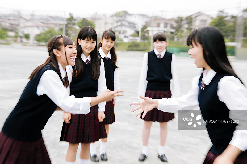 日本高中：学生在户外运动、进行操场游戏、课间休息图片素材