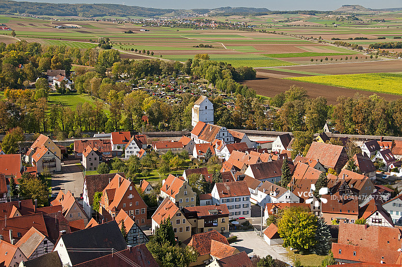 德国巴伐利亚州多瑙-里斯地区诺德林根周边和农田风光图片素材