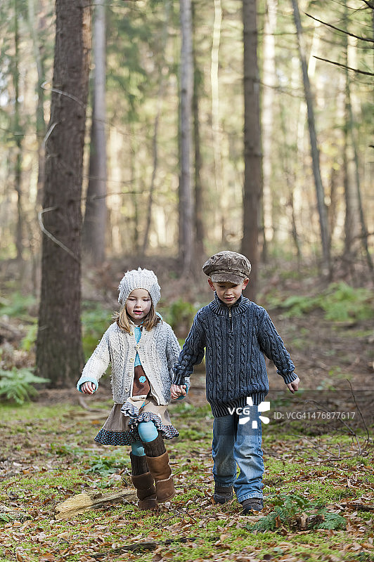 德国北莱茵-威斯特法伦明兴格拉德巴赫：汉塞尔与格莱特童话场景，森林里的兄妹图片素材