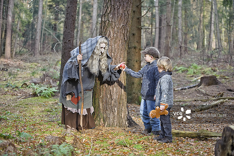 德国北莱茵-威斯特法伦州门兴格拉德巴赫汉赛尔和格莱特童话场景，巫婆给孩子们一个苹果图片素材