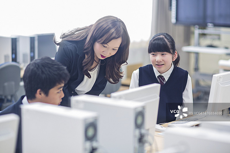 日本老师在电脑课上辅导学生图片素材