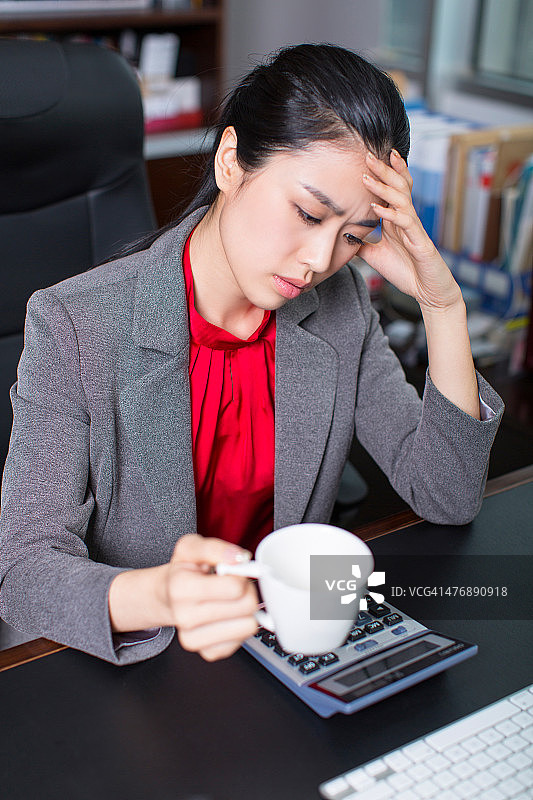 女人在思考中休息图片素材