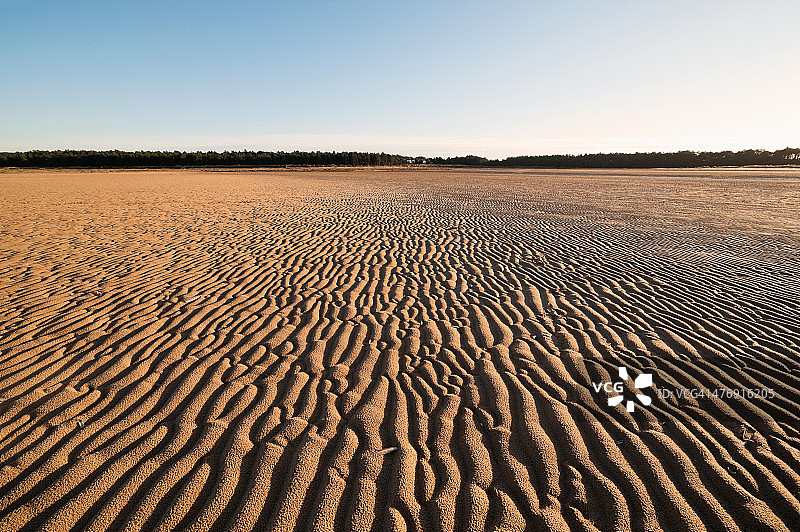 霍克姆海滩沙滩上的波纹和轮廓图片素材