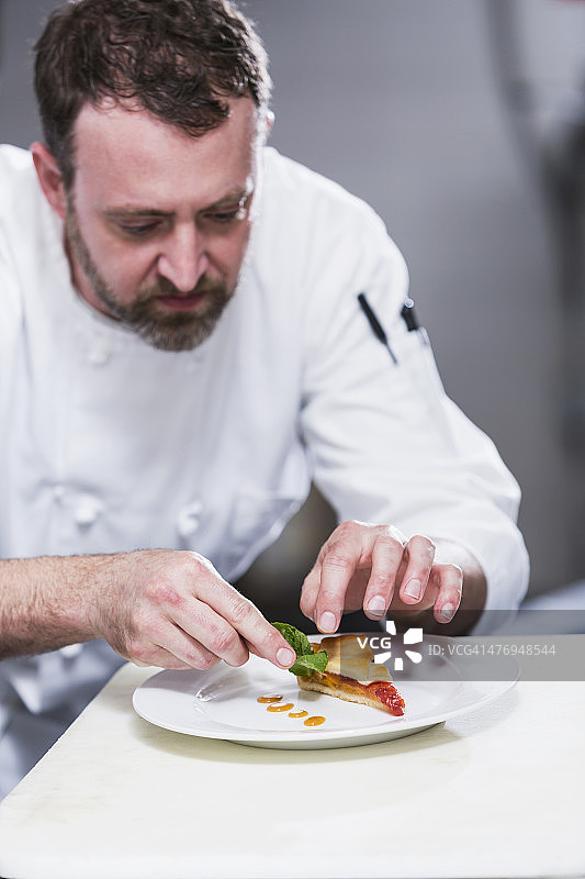 餐厅里摆盘的厨师图片素材