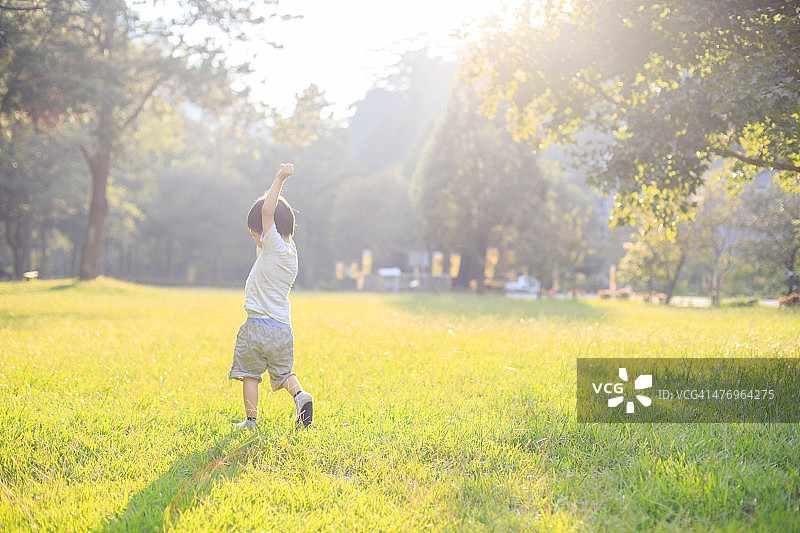 在草地上奔跑的男孩图片素材
