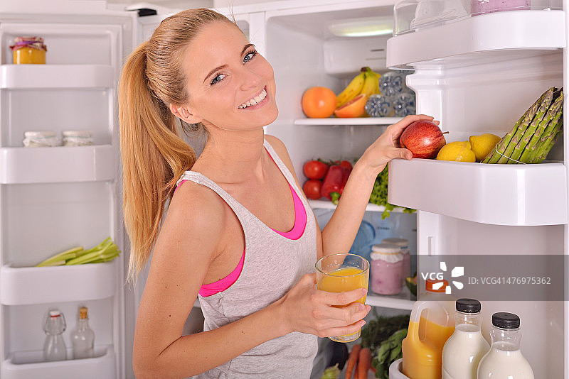 年轻女人喝橙汁图片素材
