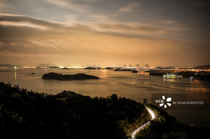 从日本冈山观看日落下的四国图片素材