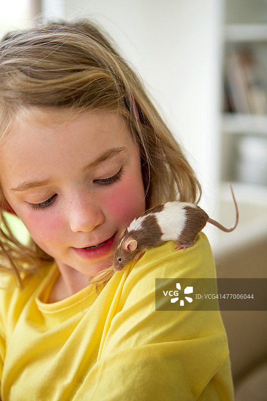 抱着宠物鼠的小女孩图片素材