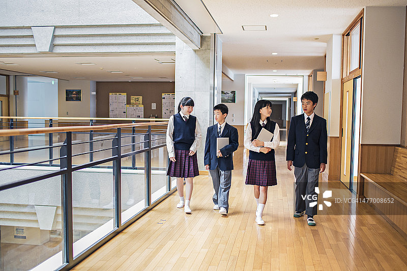 走在学校走廊上的日本学生图片素材