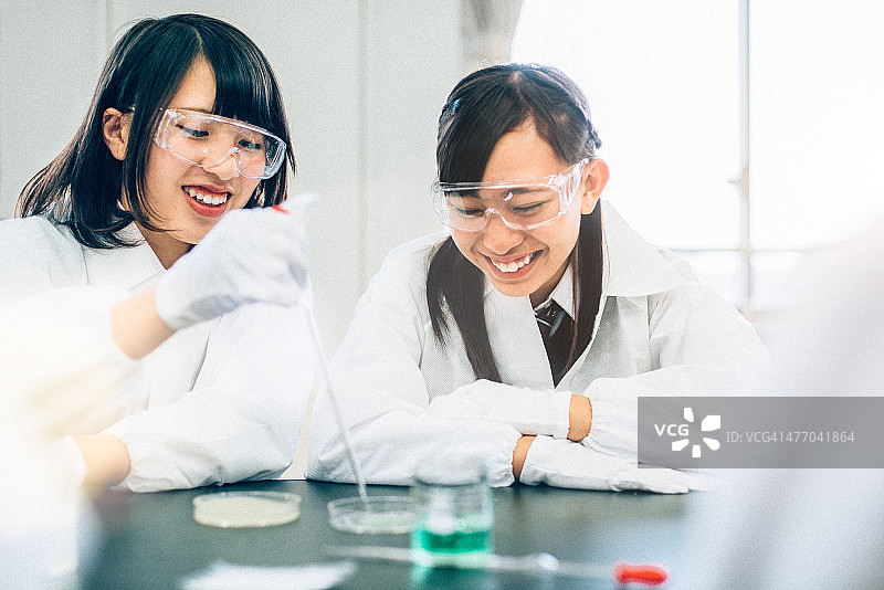 在科学实验室做实验的日本高中生图片素材