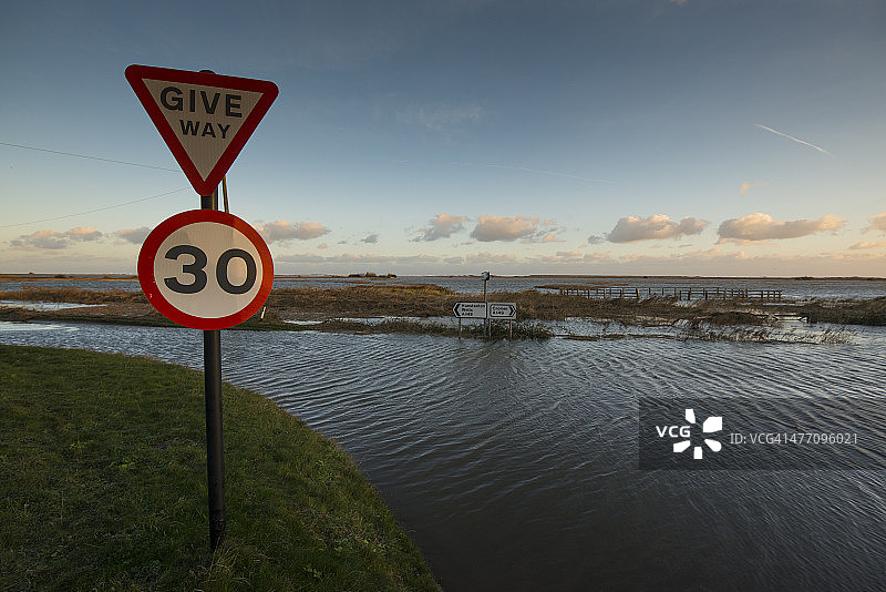 英国诺福克郡的海岸洪水和道路标志图片素材