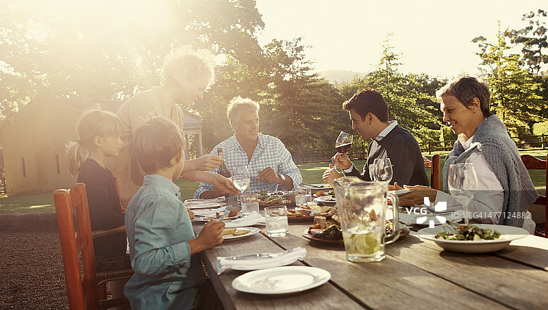 和家人一起吃的食物更美味图片素材