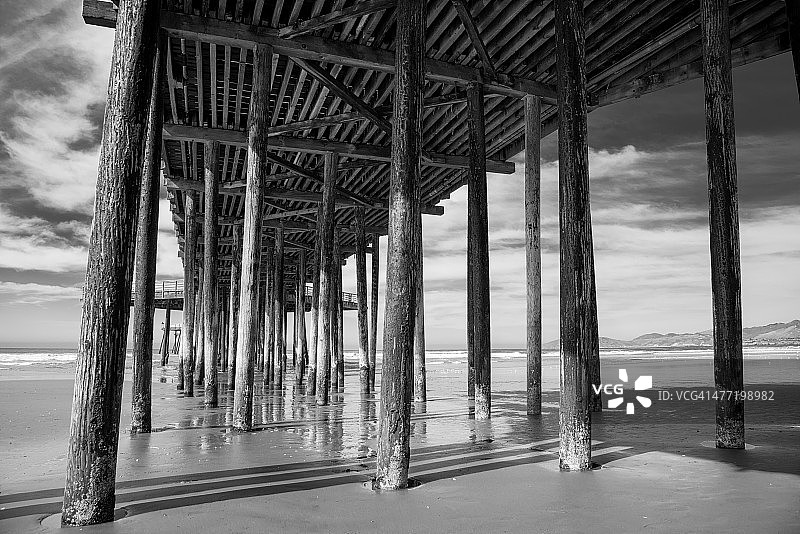 黑白皮斯莫海滩码头下图片素材