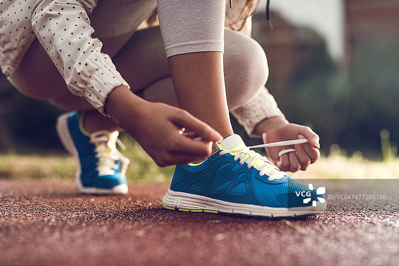 运动员系运动鞋鞋带图片素材