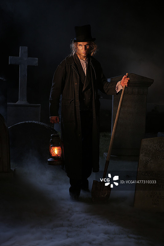 拿着灯笼的掘墓人图片素材