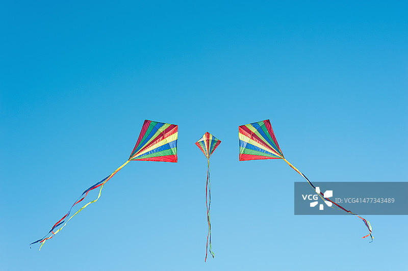 蓝天上飞舞的彩色风筝图片素材