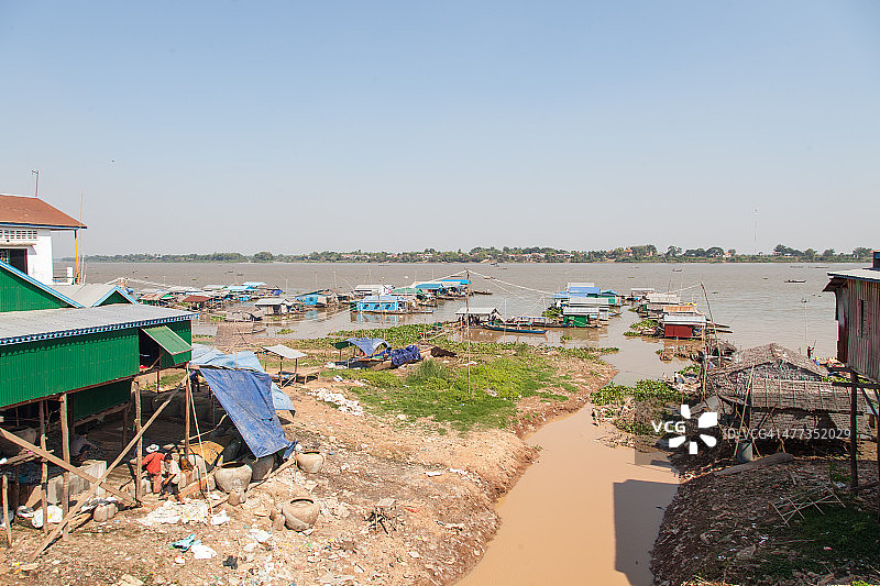 越南贫困人口的水上房屋图片素材