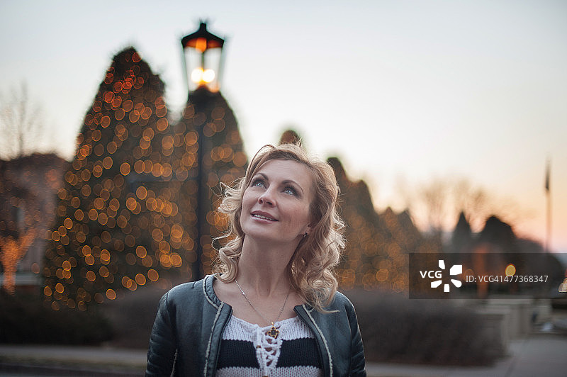 户外活动的美丽女人图片素材