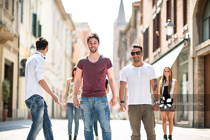 朋友们在城市里玩得很开心图片素材