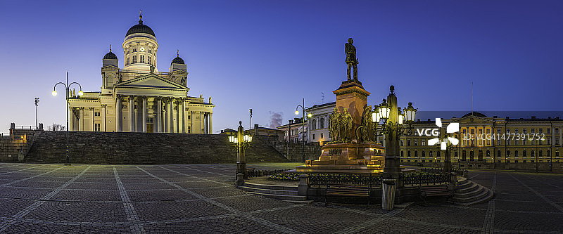 芬兰赫尔辛基大教堂政府宫参议院广场黄昏全景图片素材