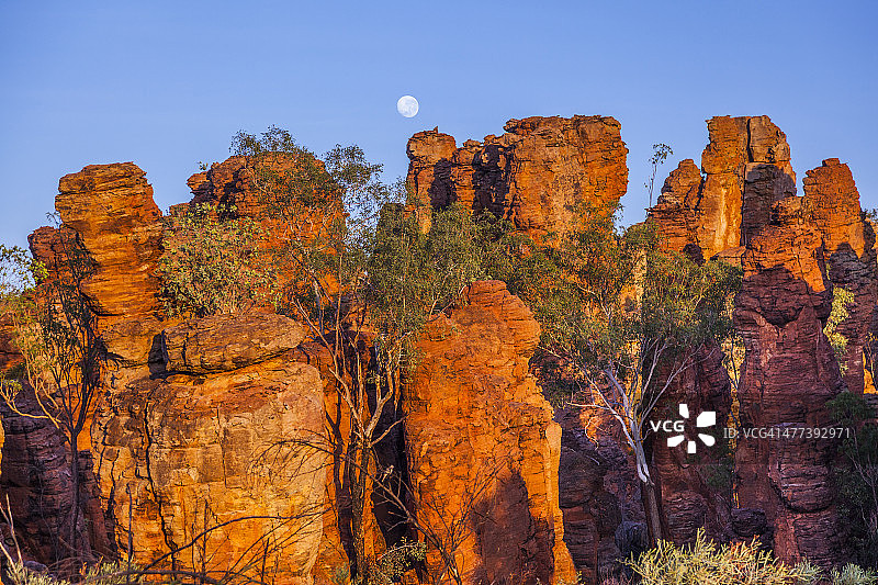 迷失之城背后的落月图片素材