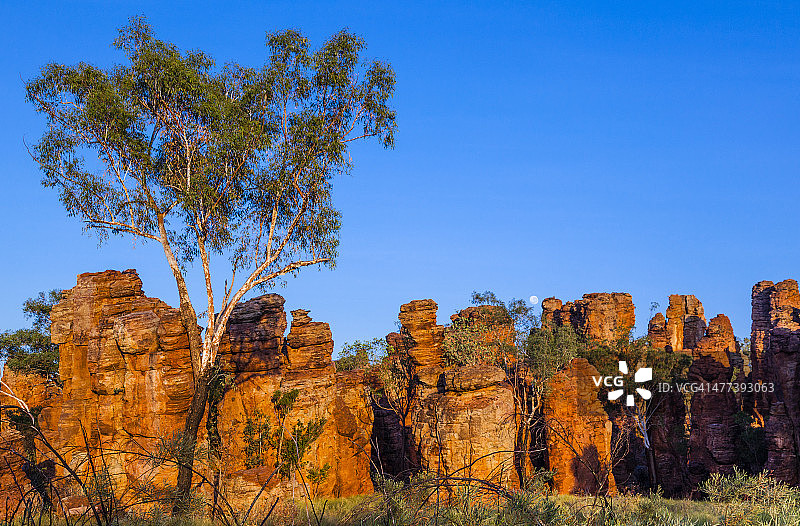 迷失之城背后的落月图片素材