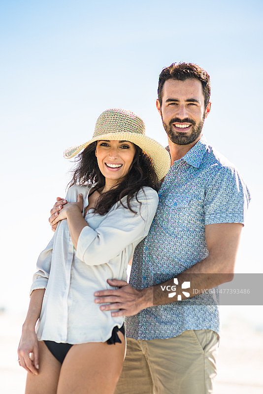 一对幸福的夫妇在海边图片素材