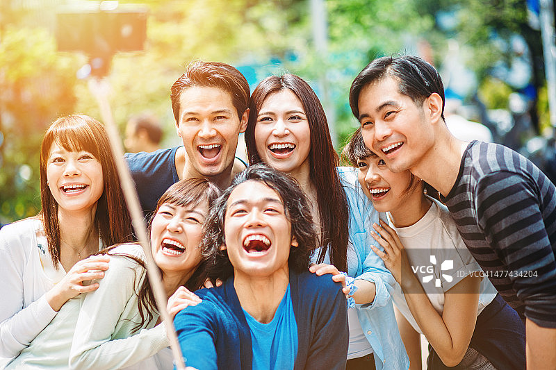 一群年轻的日本人在自拍图片素材