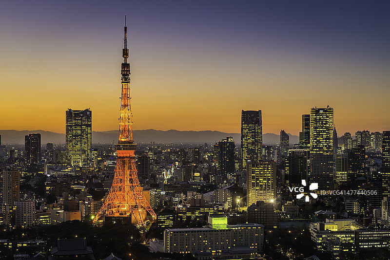 东京塔、摩天大楼、霓虹灯、未来主义城市景观、日落下的日本图片素材